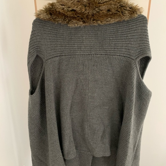 Sweater vest - Picture 3 of 9